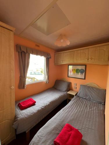 阿伯里斯特威斯Holiday Home by the sea的小型客房 - 带2张床和窗户