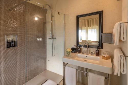 科斯蒂廖莱达斯蒂Villa Pattono Relais的一间带水槽和淋浴的浴室