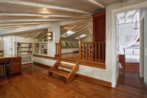 安德罗斯Androspremiumvillas的一间设有木制楼梯的房间和一间卧室