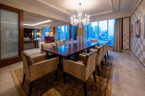 迪拜Ritz Carlton DIFC Downtown Dubai的一间带长桌和椅子的用餐室