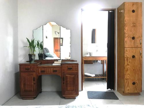 德班维尔Kunsvilla的浴室设有木制梳妆台和镜子