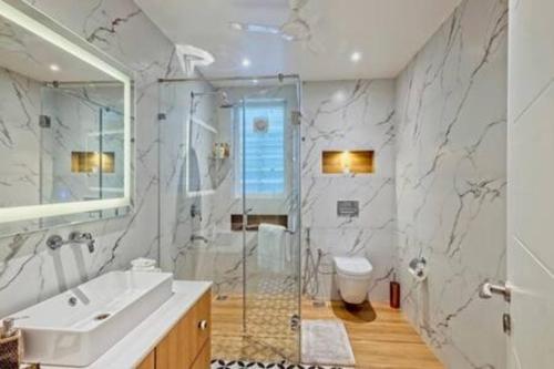 GoaAmanassa 2 Luxury 4BHK Villa with pool in Assagaon的带淋浴、盥洗盆和卫生间的浴室