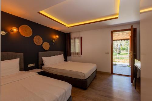 契拉勒Keyif Pension & Aparts的酒店客房设有两张床和窗户。