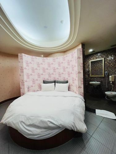 台北沃客商旅 承德馆的一间带大床的卧室和一间浴室