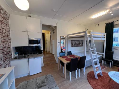 哈尔姆斯塔德Central university - centralt högskolan的一间小公寓 - 带双层床和厨房