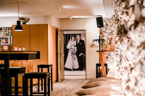 Oberlunkhofen农场酒店的门廊上新娘和新郎的照片