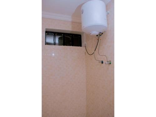 基加利Boutique Hotel Rwanda的浴室设有瓷砖墙,光线充足