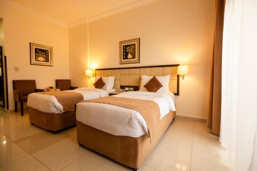 索瓦马East hotel的一间酒店客房,房间内设有两张床