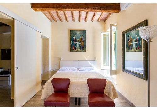 锡耶纳106 Lodge的一间卧室配有一张床和两把椅子