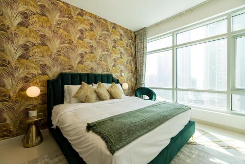迪拜Ultimate Stay / 2 Beds / Opera and Fountain views的一间卧室配有一张大床和绿色床头板