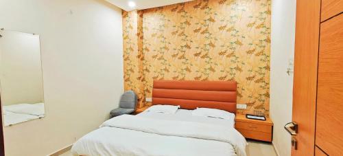 阿姆利则Hotel Divine Inn的一间小卧室,配有一张床和一面墙