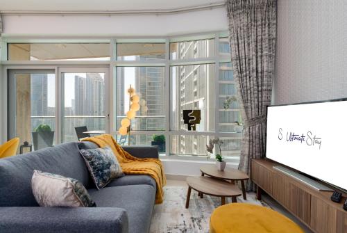 迪拜Ultimate Stay / 2 Beds / Opera and Fountain views的带沙发和平面电视的客厅