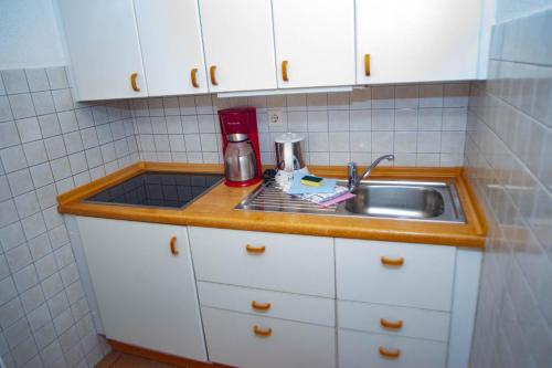 诺德奈Haus Ufen - In den Dünen 18c的厨房柜台设有水槽和搅拌机