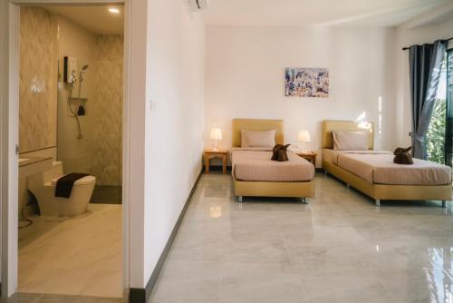 达叻府Chor Grande Resort的酒店客房带两张床和一间浴室