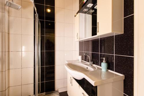 契拉勒Keyif Pension & Aparts的一间带水槽和淋浴的浴室