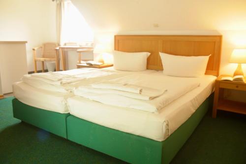 GriebenHotel Enddorn Appartement的一间卧室配有一张带白色床单的大床