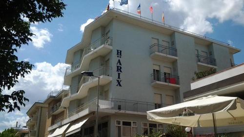 里米尼Arix Hotel的建筑的侧面有标志