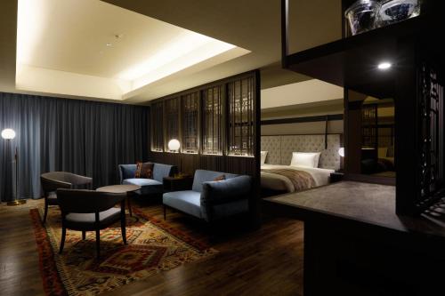 札幌Mitsui Garden Hotel Sapporo West的酒店客房带一张床、一张桌子和椅子