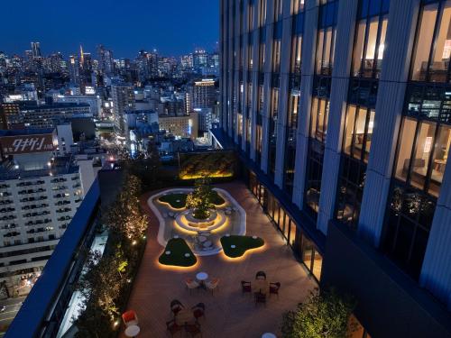 东京OMO5 東京五反田 by 星野集团(OMO5 Tokyo Gotanda by Hoshino Resorts)的建筑在晚上可欣赏到城市美景