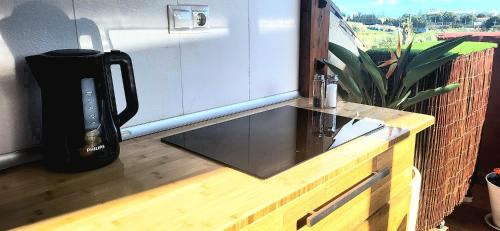 EsteponaSelwo Studio的阳台上的玻璃台面,带饮水机