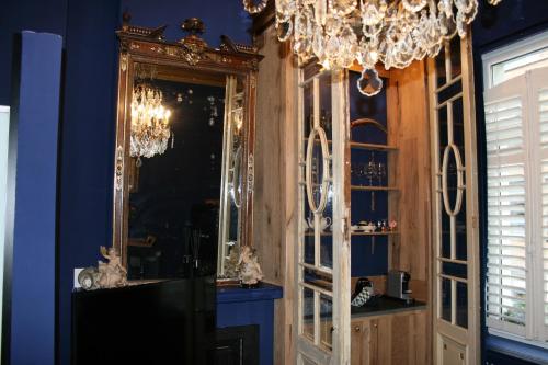 安特卫普Sint Andries Suites的一间设有镜子和吊灯的客房