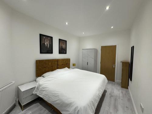 内兹岬附近沃尔顿Beautiful 1-Bed Apartment in Walton on the Naze的一间卧室配有一张带白色床单的大床