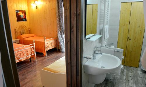 科佩尔蒂诺La Teresa B&B的一间带水槽和卫生间的浴室以及一张床
