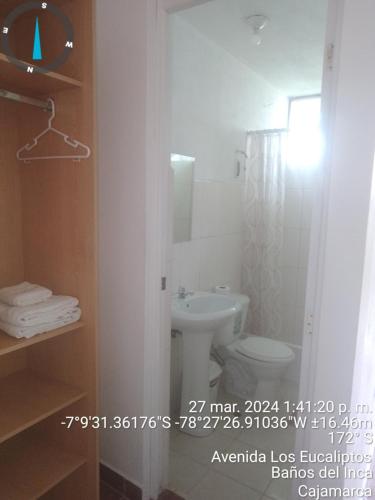 卡哈马卡Wayra Hospedaje的浴室配有白色卫生间和盥洗盆。