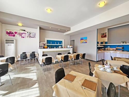阿祖罗港拉普罗多酒店的一间带桌椅和柜台的餐厅