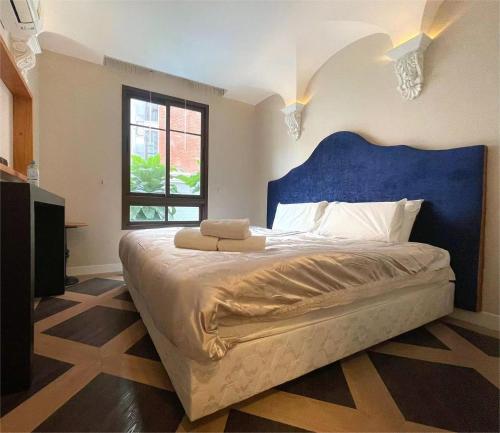 乔木提恩海滩Espana Resort Brand New one bedroom apartment的一间卧室配有一张大床和蓝色床头板