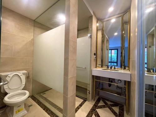 乔木提恩海滩Espana Resort Brand New one bedroom apartment的浴室配有卫生间、盥洗盆和淋浴。