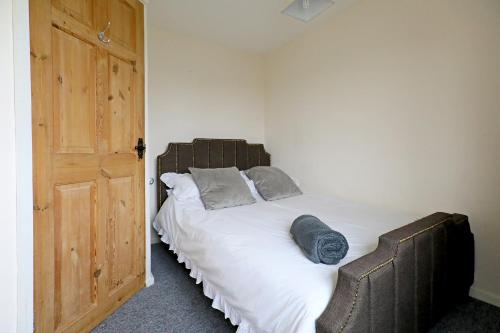 诺里奇Lovely 3 bedroom house with free parking & garden的一间卧室设有一张大床和木门