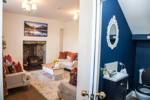 盖特豪斯厄夫弗利特Luxury Scottish Hot Tub Getaway的客厅设有蓝色的墙壁和壁炉。