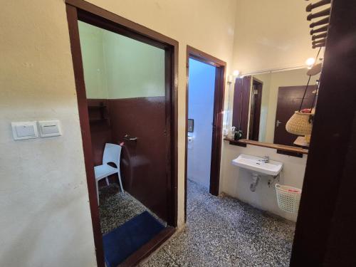 阿克拉Hechtech House的一间带卫生间、水槽和镜子的浴室