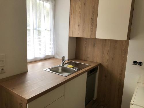 MönichwaldFerienhaus Holzer的厨房配有水槽和木制台面