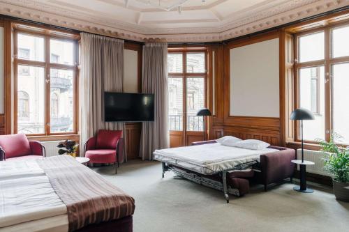斯德哥尔摩斯堪第53号酒店的一间酒店客房,配有一张床和一台电视