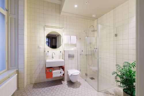斯德哥尔摩斯堪第53号酒店的带淋浴、卫生间和盥洗盆的浴室