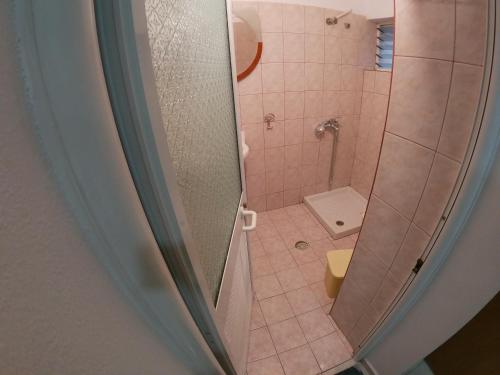萨兰达Hostel Casa Mia SR的带淋浴和卫生间的浴室