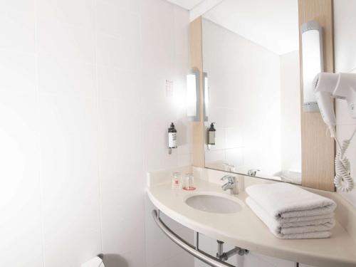 麦德林麦德林宜必思酒店的白色的浴室设有水槽和镜子