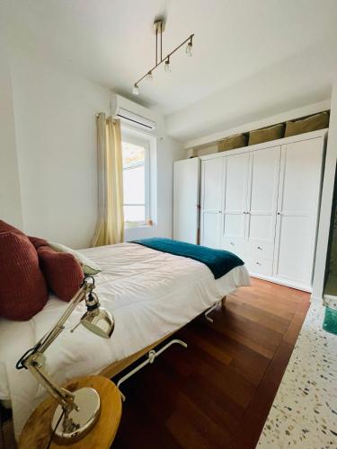 里尔Appartement Lille centre的一间卧室配有一张带灯和窗户的床