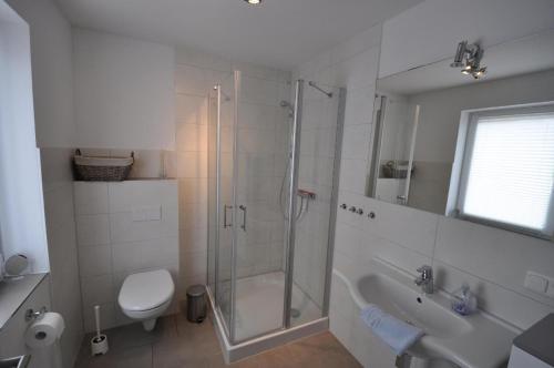 LütowFerienwohnung für vier Personen - b57337的带淋浴、盥洗盆和卫生间的浴室