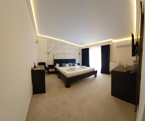 布勒伊拉天堂酒店的配有床和沙发的大房间