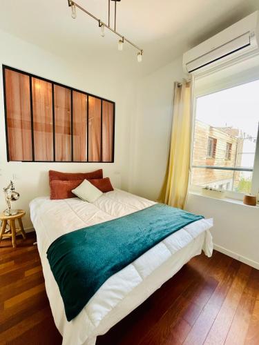 里尔Appartement Lille centre的一间卧室设有一张大床和窗户