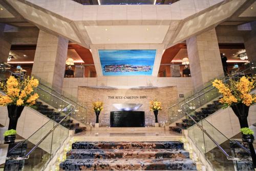 迪拜Ritz Carlton Residences DIFC Downtown Dubai的一座配有电视的建筑中的螺旋楼梯