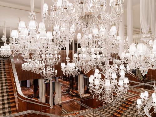 巴黎莱佛士皇家巴黎梦索酒店的大房间装满了吊灯