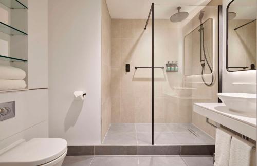伦敦Hyatt House London Stratford - Aparthotel的带淋浴、卫生间和盥洗盆的浴室