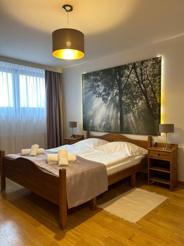 耶莱希尼亚Hotel Vesta Centrum Konferencyjno Wypoczynkowe的卧室配有一张床,墙上挂着一幅大画