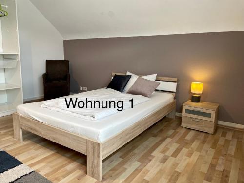 魏因海姆魏因海姆费瑞沃公寓的一间卧室配有一张床和一个带灯的床头柜
