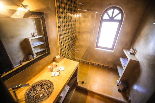 索维拉Riad Perle D'Eau的一间带水槽和镜子的浴室