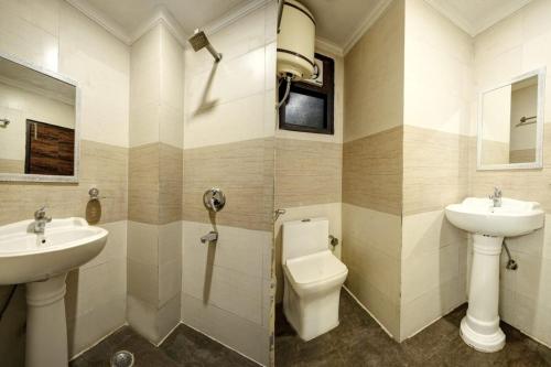 新德里Hotel Aerotech Near Delhi Airport的一间带卫生间和水槽的浴室
